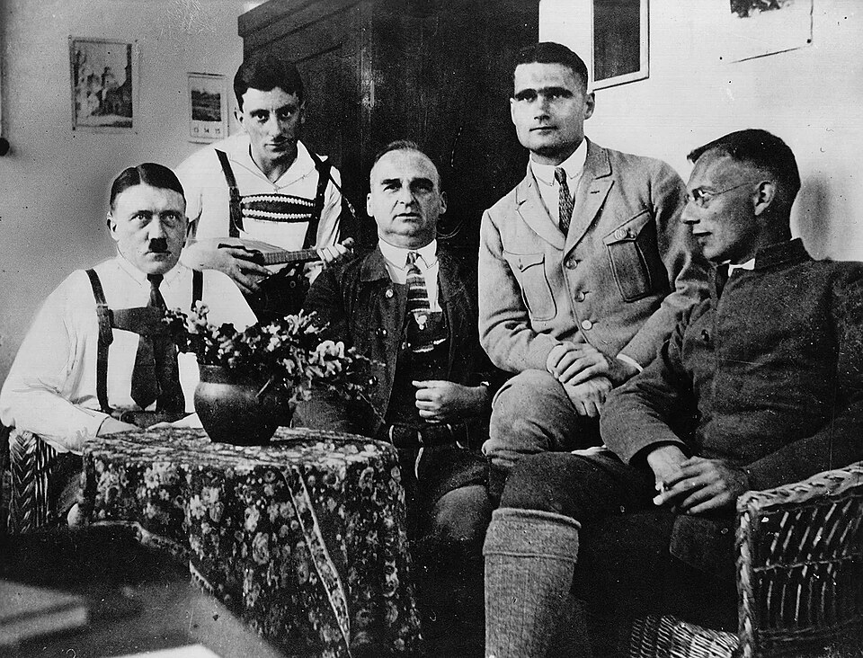 Vo väzení v roku 1924 po neúspešnom pivnom puči: vedľa Hitlera jeho šofér Emil Maurice, Rudolf Hess druhý sprava. © Wikimedia.org