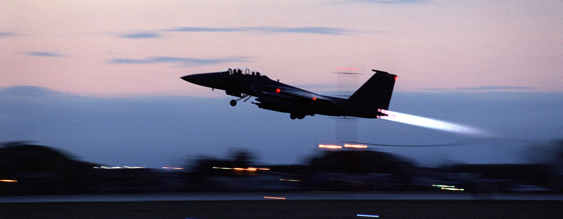 Americká F-15 vzlietajúca zo základne v Taliansku 28. marca 1999. © Wikimedia.org