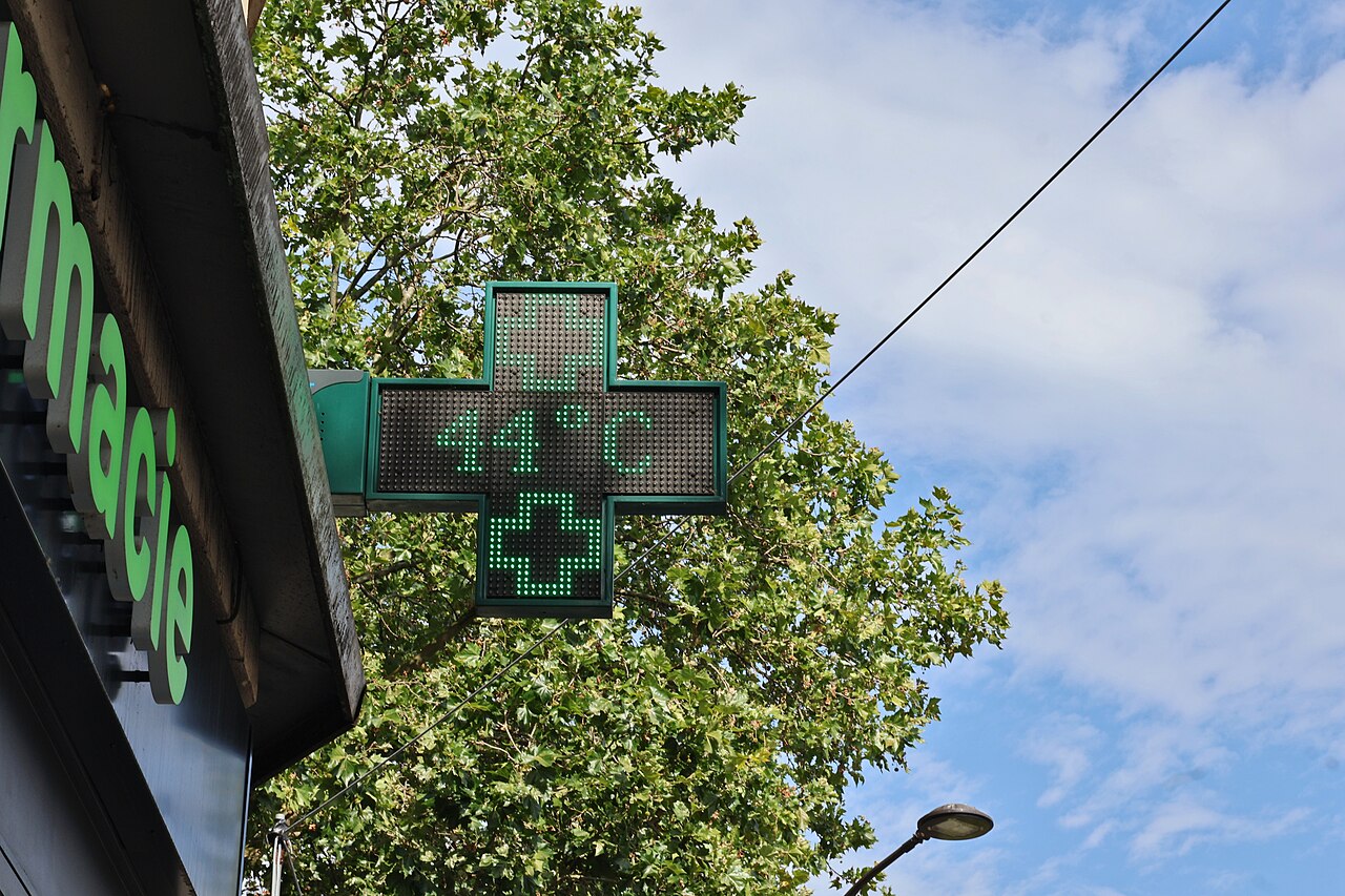 Teplomer na jednej parížskych lekárni atakuje 44°C, 26. jún 2026. © Wikimedia.org, CC BY-SA 4.0   