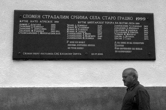 Tabuľa s menami 14 srbských roľníkov, obetí masakru v Starej Gracke 23. júla 1999, páchatelia neboli doteraz odhalení. © Wikimedia.org