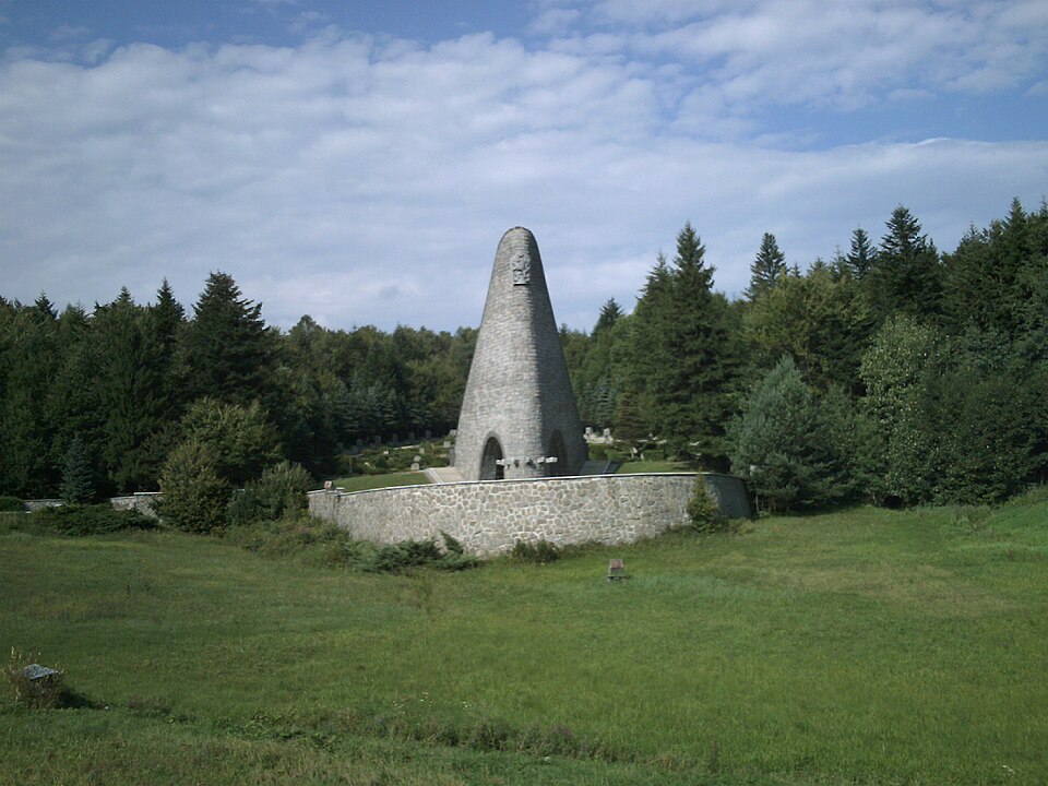 Pamätník na mieste bojov v Duklianskom priesmyku. © Wikimedia.org