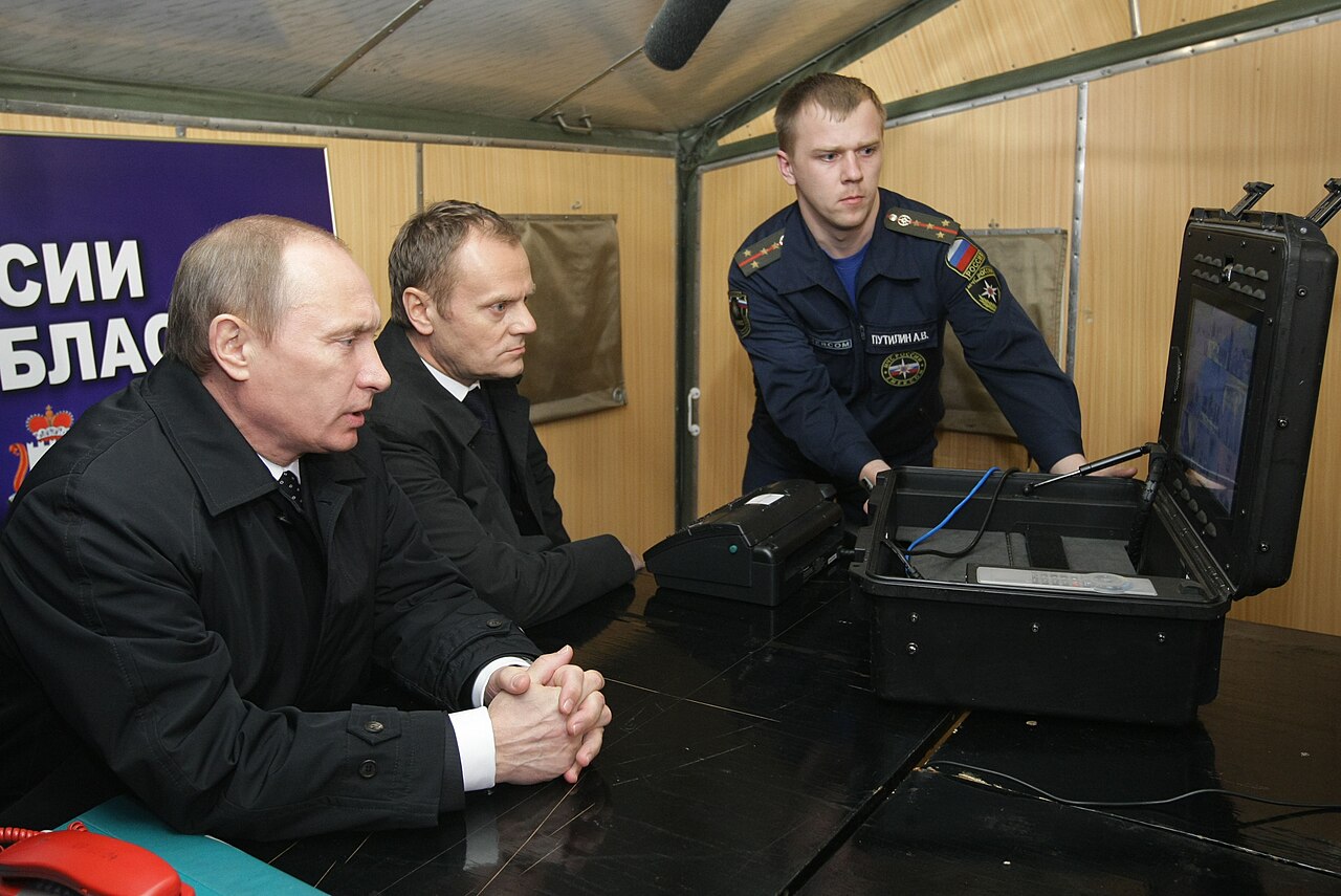 Vladimír Putin a Donald Tusk, 10. apríl 2010. © Wikimedia.org, CC BY 4.0