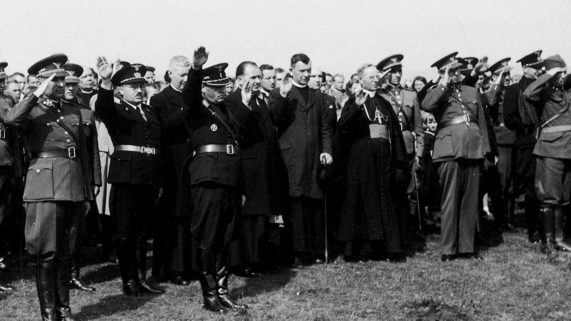 Biskup Ján Vojtaššák medzi hajlujúcimi gardistami a slovenskými vojakmi po ťažení proti Poľsku po boku hitlerovského Nemecka, r. 1939. © Wikimedia.org