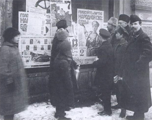 Neuveriteľné skutočnosťou - slobodné voľby v ruskom svete. Pluralita politických strán v praxi: ľudia prezerajú predvolebné plagáty politických strán, r. 1917. © Wikimedia.org