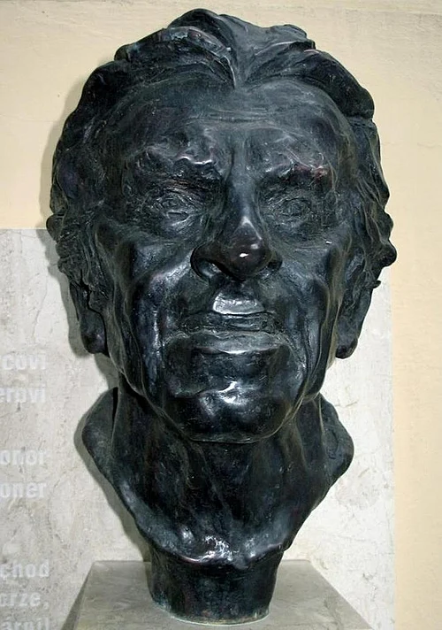 Staškov bol doteraz známy hlavne ako rodisko skvelého herca Jozefa Kronera, predstaviteľa hlavnej úlohy Tóna Brtka v oscarovom filme Obchod na korze. © Wikimedia.org