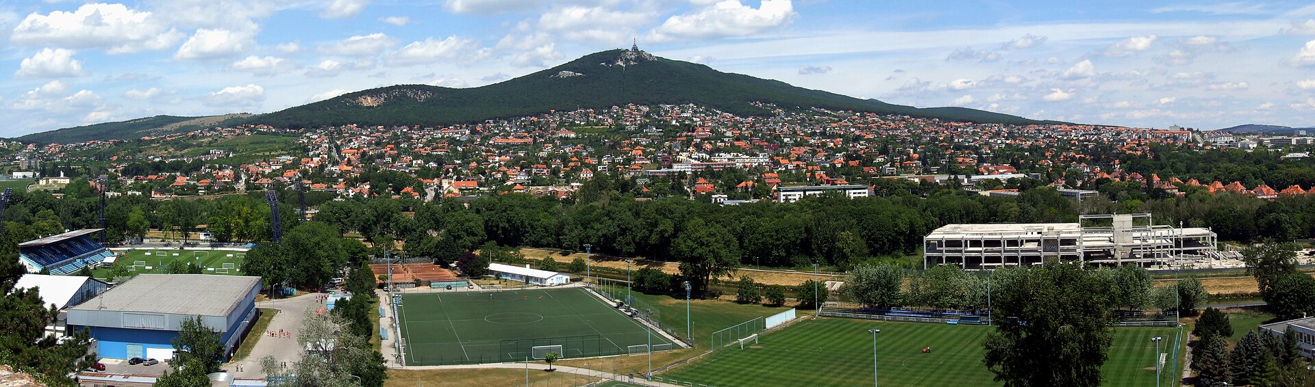 Zobor sa týči do výšky 586,9 metra. © Wikimedia.org