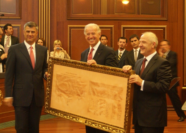 Spolu so senátorom Bidenom držia Deklaráciu nezávislosti Kosova. © Wikimedia.org