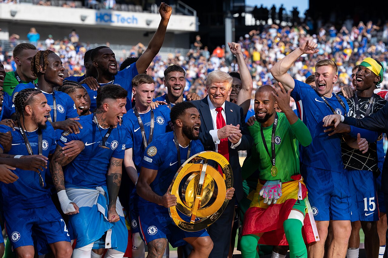 Trump, trofeje a politika. Americký prezident svojou angažovanosťou často vrhá zlý tieň na futbal. © Wikimedia.org