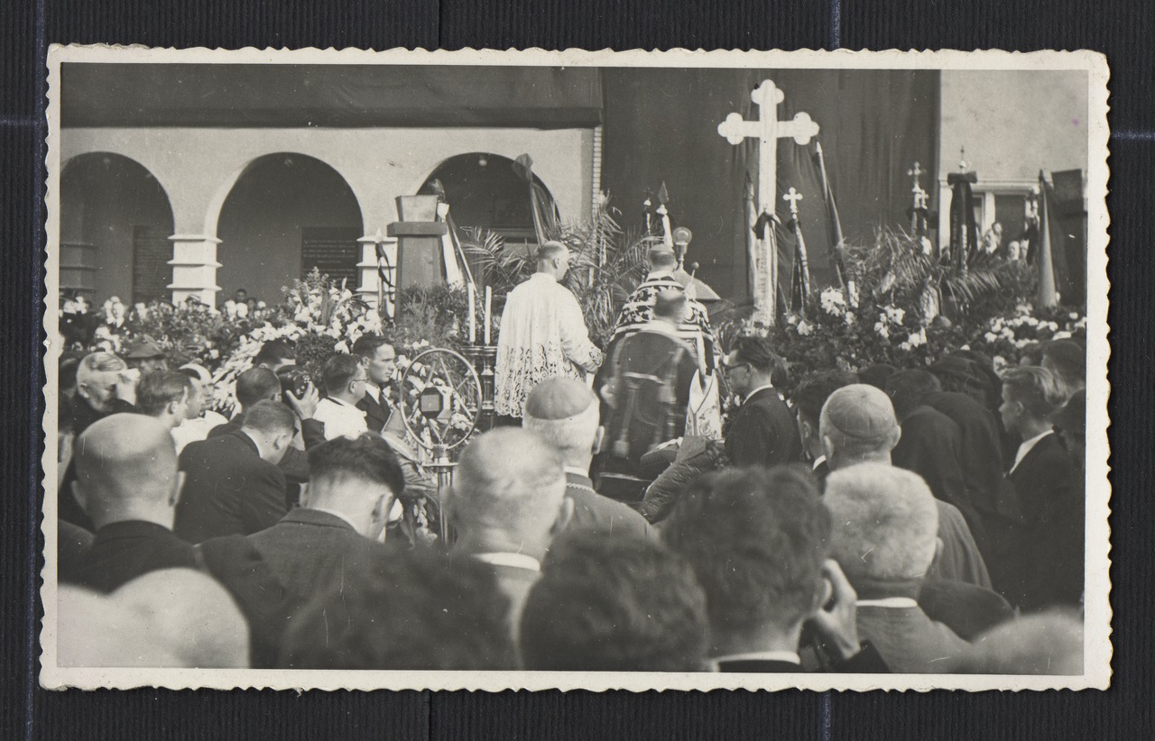Z pohrebu Andreja Hlinku. V strede biskup Vojtaššák, 21. august 1938. © wwww.slovakiana.sk 