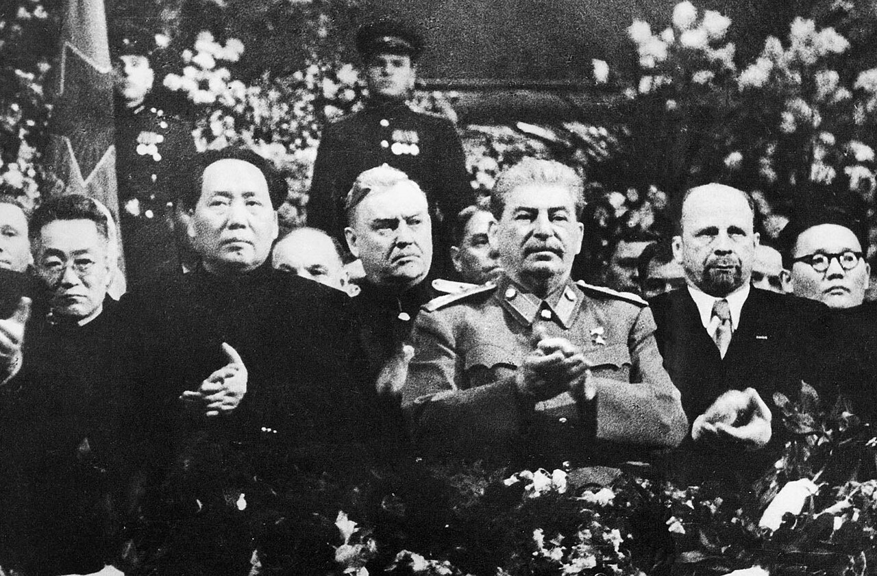 Stalin počas osláv svojich 71. narodenín. Naľavo od neho ďalší masový vrah a hlava komunistickej Číny Mao Ce-tung. © Wikimedia.org
