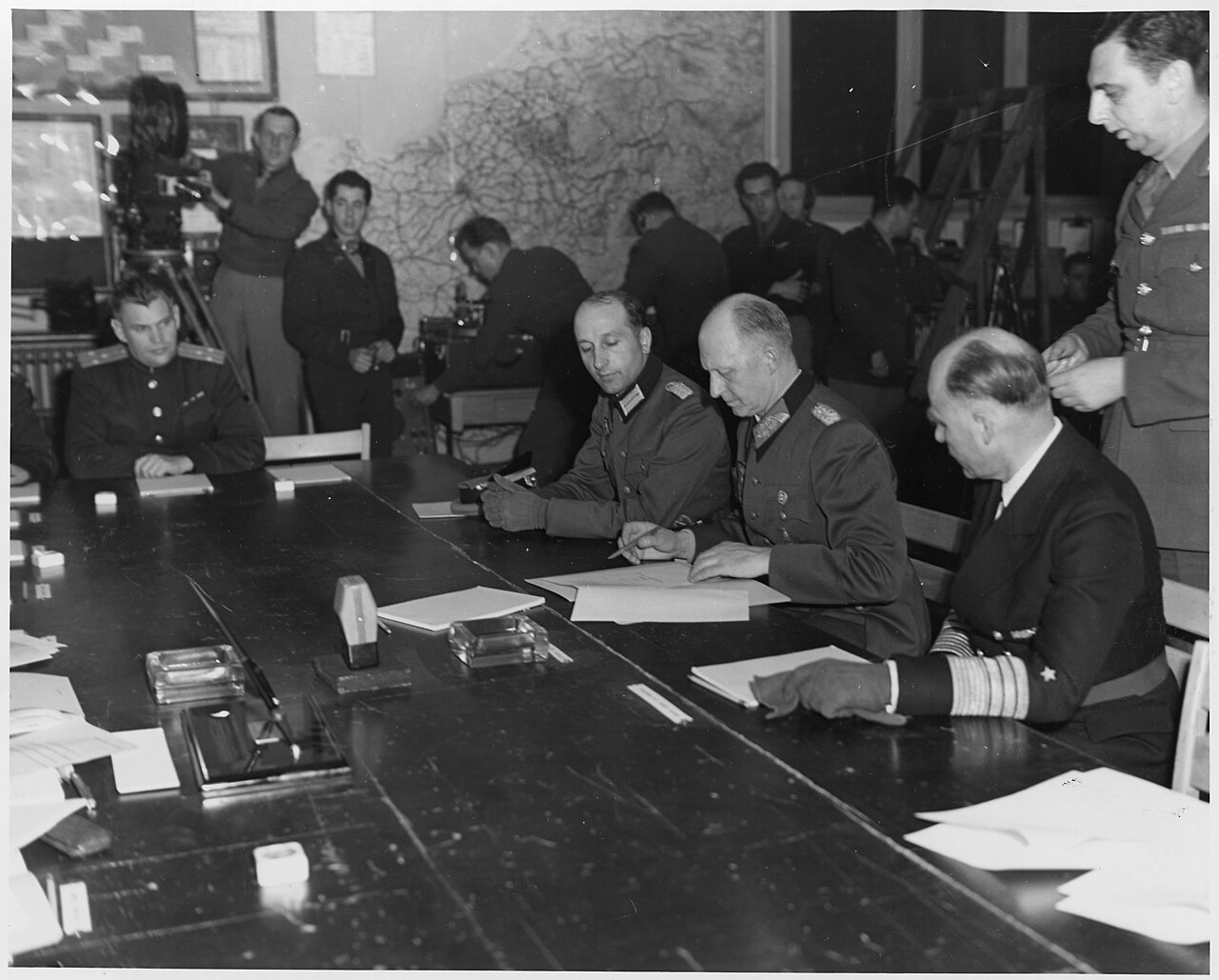 Generálplukovník Jodl podpisuje v Remeši kapituláciu.© Wikimedia.org