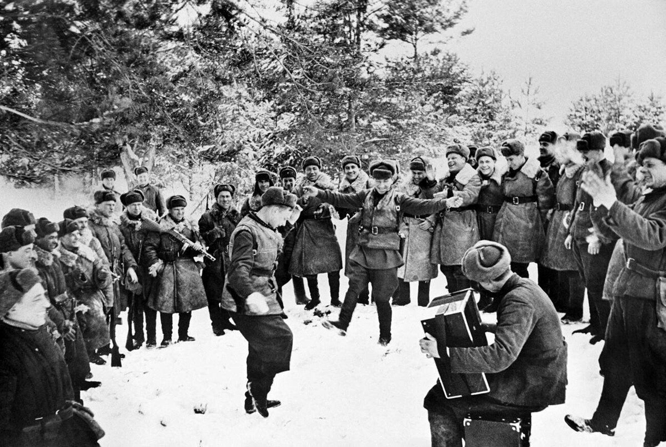 Sovietski vojaci oslavujú úspešný protiútok. © Wikimedia.org