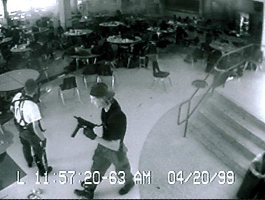 Jeden z najznámejších masakrov - 20. apríl 1999 na strednej škole Columbine v Colorade. © Wikimedia.org