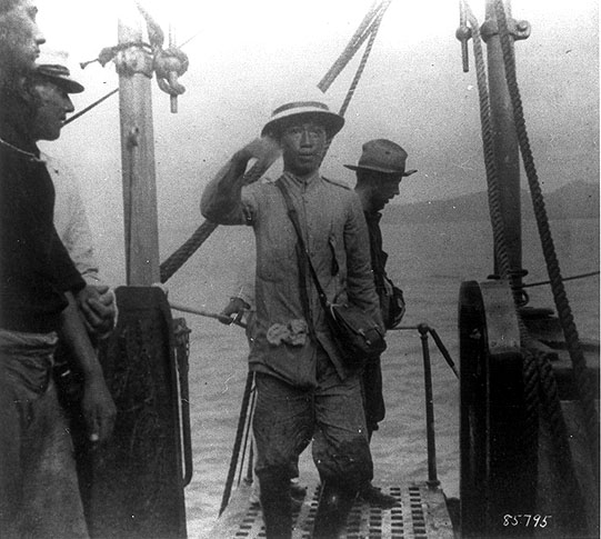 Zajatý filipínsky prezident Aquinaldo na palube USS Vicksburg v roku 1901. © Wikimedia.org
