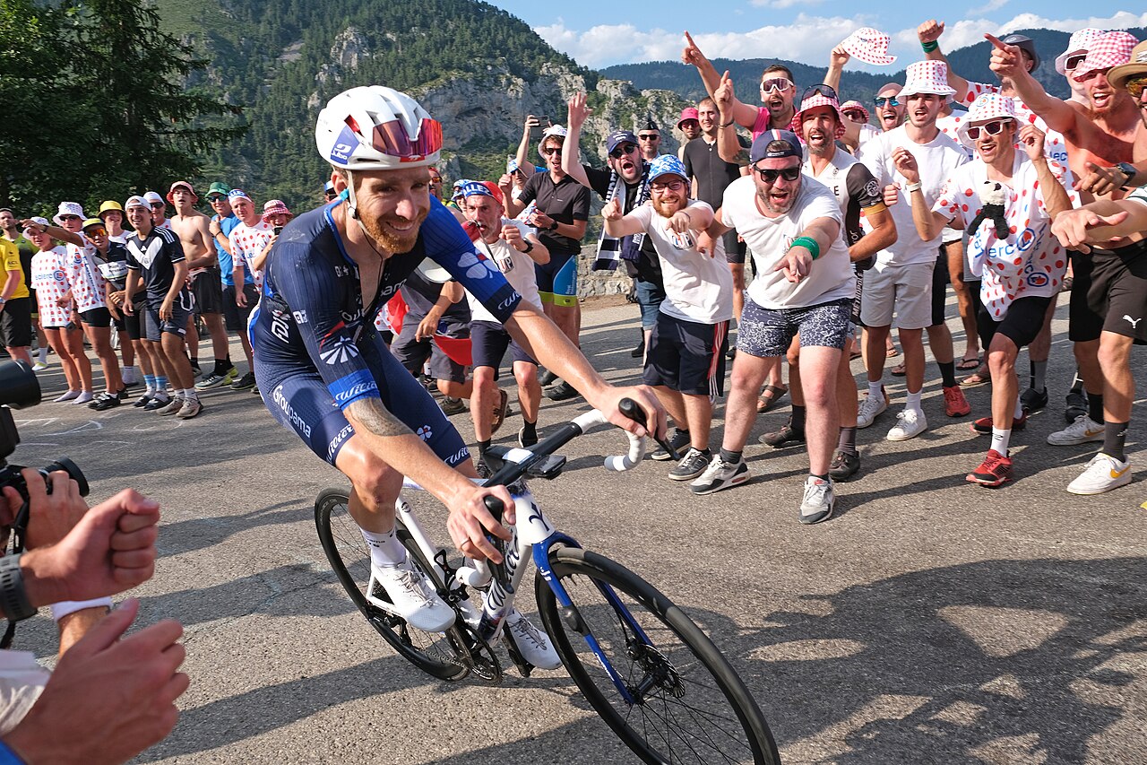 Cyklista Quentin Pacher stúpa na Col de la Couillole počas horskej etapy na Tour de France 2024. © Wikimedia.org, CC BY 4.0