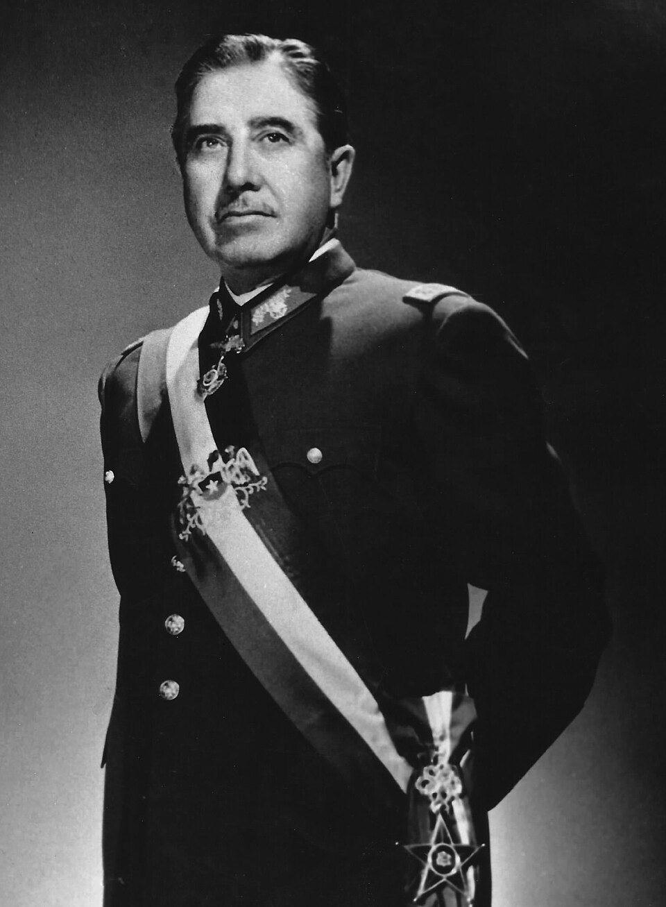 Strojca 11. septembra, ktorý sa Bielemu domu páčil - generál Augusto Pinochet.© Wikimedia.org