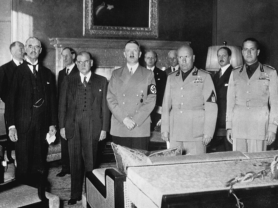 Známa fotka tesne pred podpísaním zmluvy, zľava Chamberlain, Daladier, Hitler, Mussolini a Mussoliniho zať Ciano. © Wikimedia.org