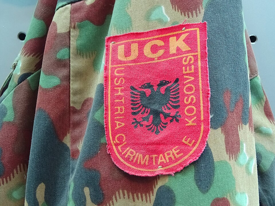 Odznak a uniforma UCK v belehradskom múzeu. © Wikimedia.org