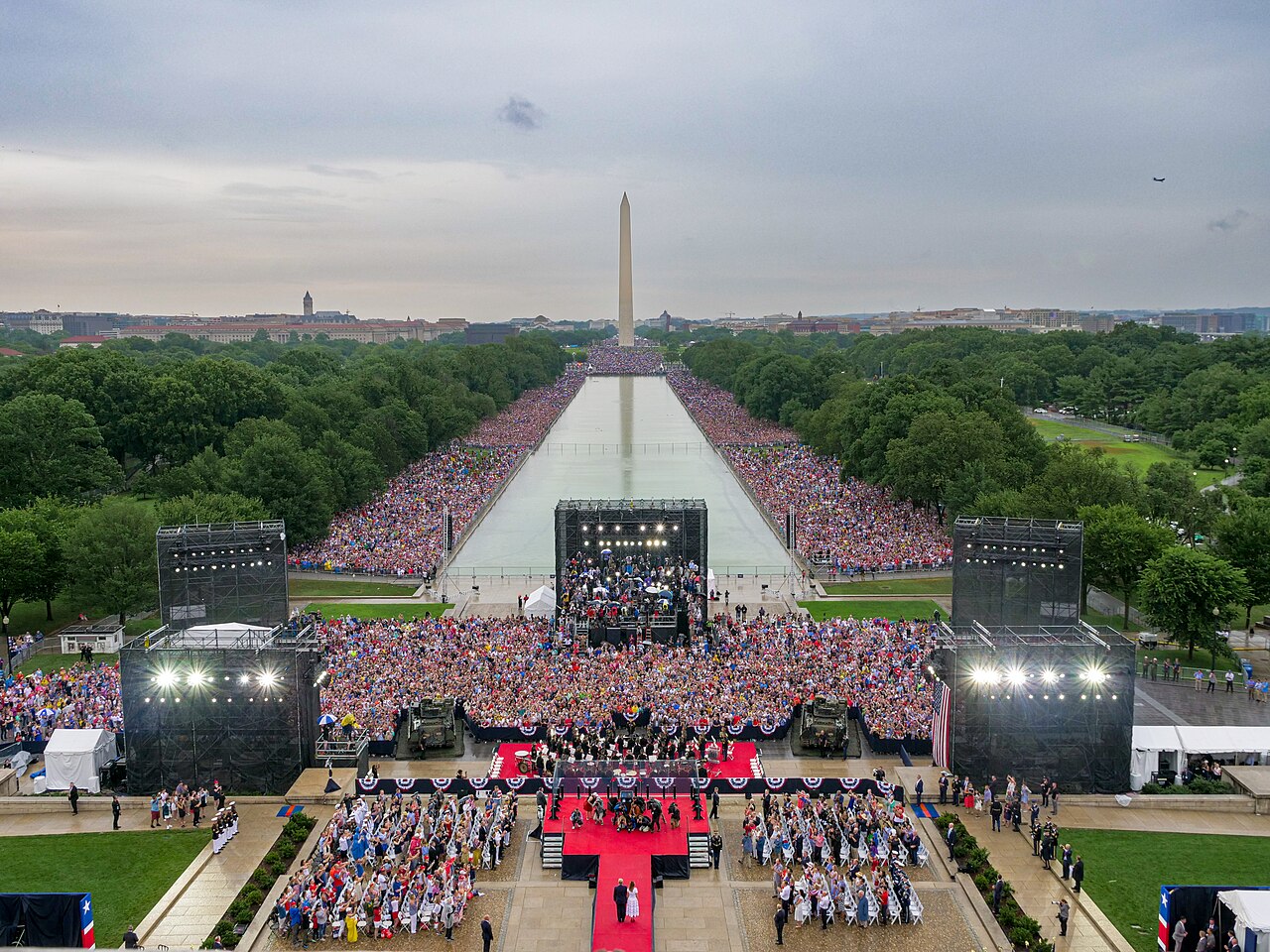 Pohľad z Lincolnovho pamätníka na zhromaždený dav, 4. júl 2019. © Wikimedia.org / Anfonha, CC BY 4.0