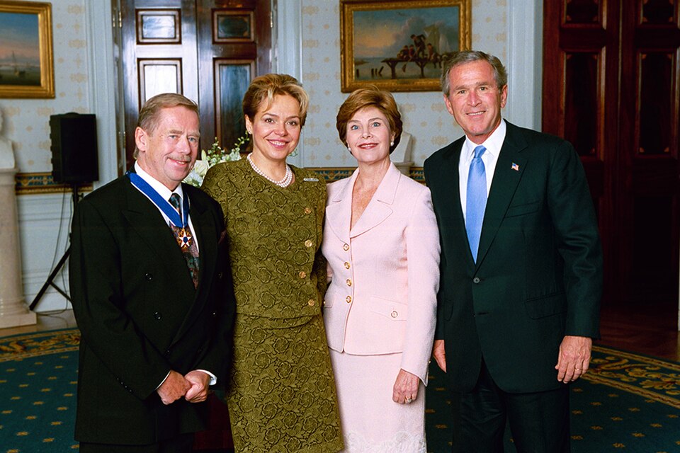 23. júla 2003 dostal čerstvý český ex-prezident od prezidenta Busha najvyššie americké civilné vyznamenanie: Prezidentskú medailu slobody. © Wikimedia.org