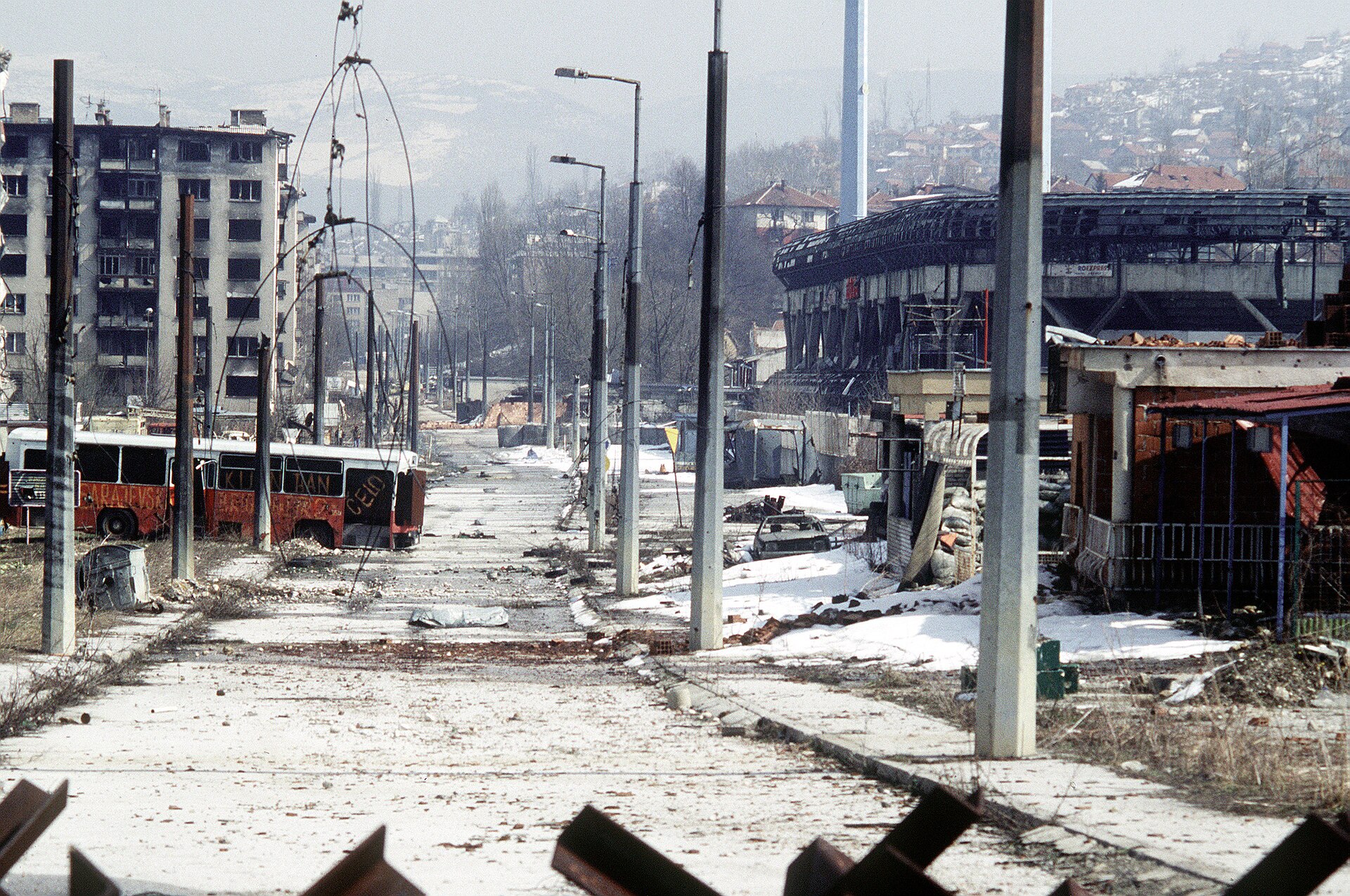 Zničené Sarajevo po konci vojny na jar 1996. © Wikimedia.org