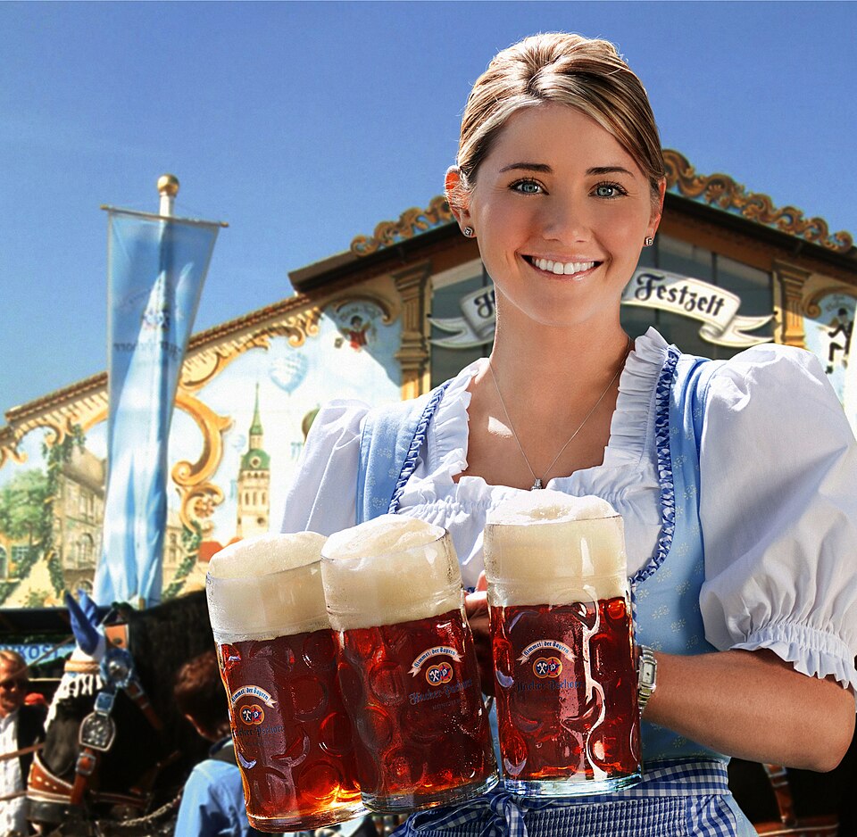 Na Oktoberfeste sa tradične pije z litrových pohárov zvaných Mass. © Wikimedia.org