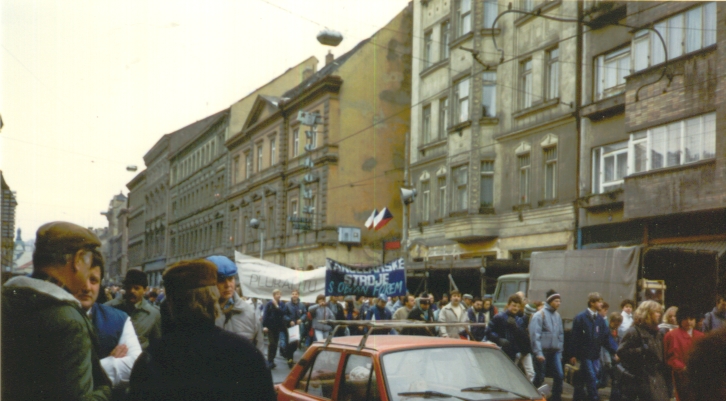 Demonštrácia počas revolúcie v novembri 1989. © Wikimedia.org