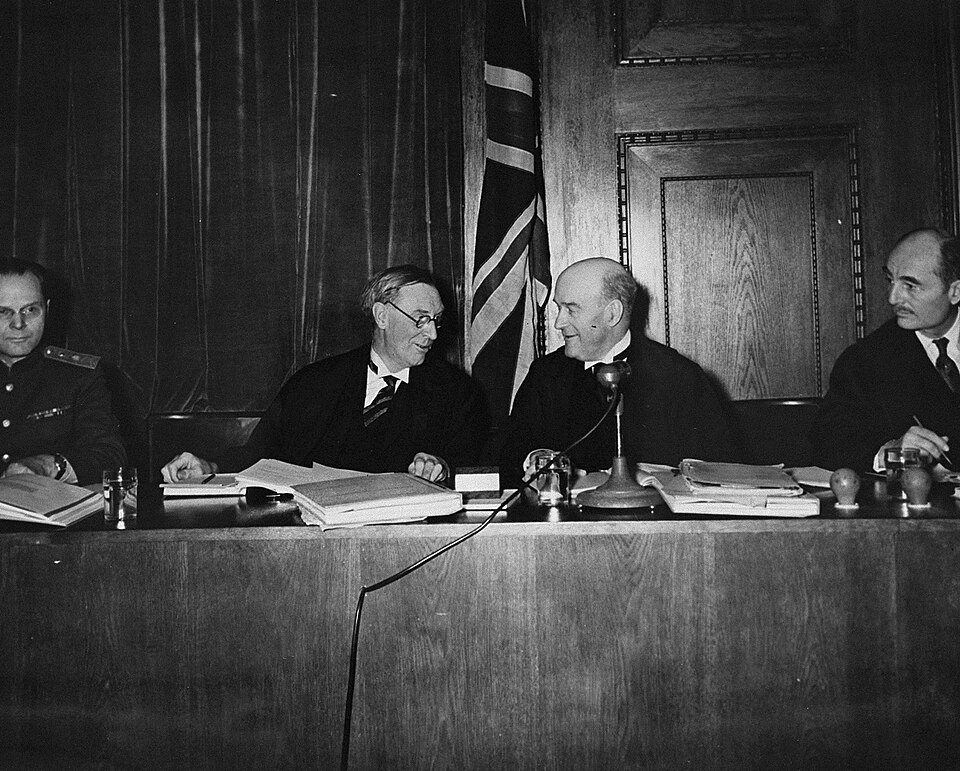 Sudcovia spolu, zľava Nikitčenko, britský náhradník Norman Birkett, Lawrence a Biddle.© Wikimedia.org