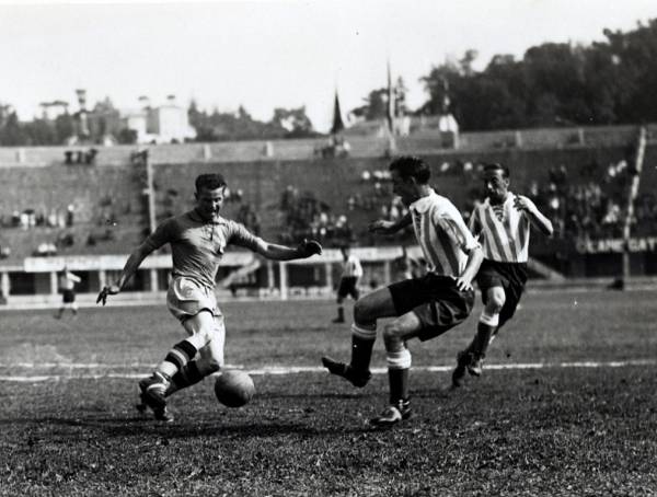 Nils "Nisse" Axelsson v prvom zápase Švédska na majstrovstvách sveta v Taliansku, r. 1934. Šampionát sa viac "preslávil" politickými tlakmii fašistického režimu v Taliansku. © Wikimedia.org 