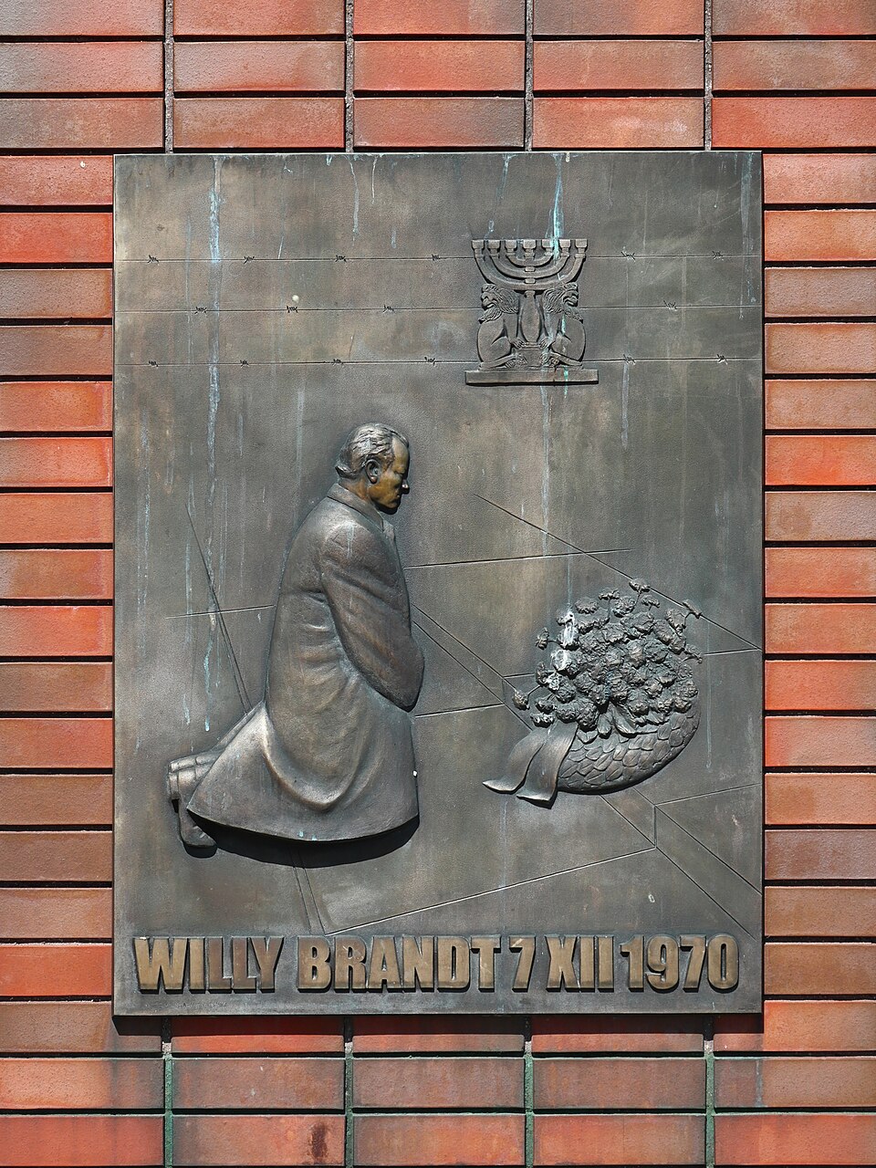 Willy Brandt, západonemecký kancelár v rokoch 1969 - 74, ktorý si kľakol pri pomníku povstania vo Varšavskom gete, zohral významnú úlohu pri náprave vzťahov Nemecka s jeho východnými susedmi. © Wikimedia.org