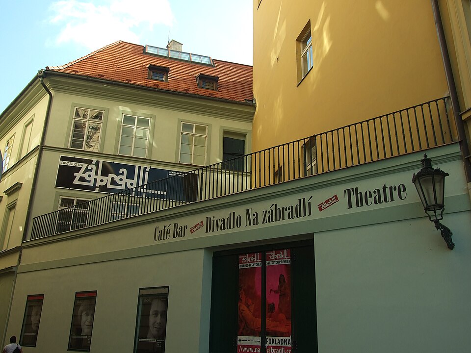 Divadlo na Zábradlí v roku 1958 okrem iných zakladal aj Jiří Suchý. © Wikimedia.org