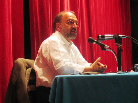 Iránsky demokraticky orientovaný intelektuál Abdol Karim Soroush počas výučby na Sharif University. © Wikimedia.org, CC BY-SA 3.0  