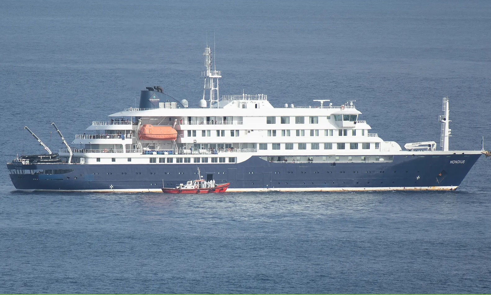 Výletná loď M/V Hondius, na ktorej sa objavili prípady hantavírusu a prichádzajúci čln so zdravotníkmi. © Newsweek /AFP/Getty Images