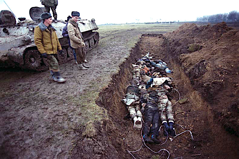 Masový hrob v Čečensku, február 2000. © Wikimedia.org, CC BY-SA 3.0