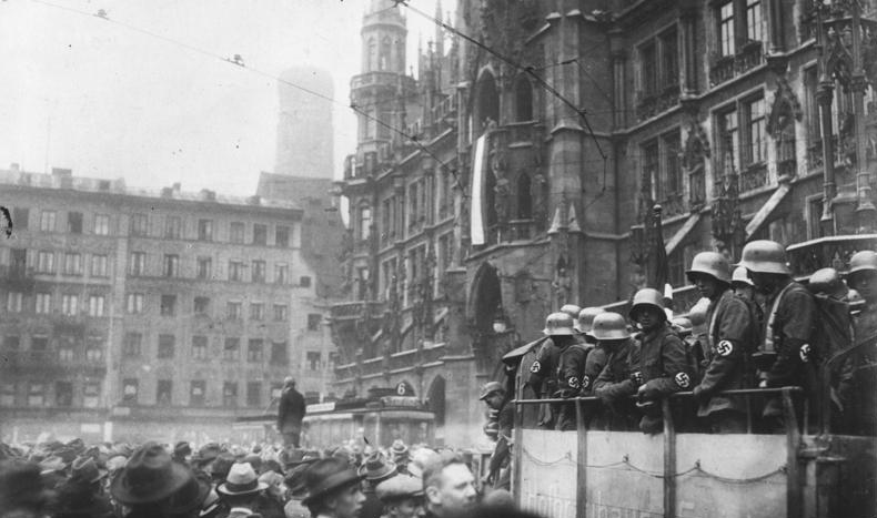 NSDAP forces during the Beer Putsch in Munich, 1923. © Wikimedia.org/CC BY-SA 3.0 de
