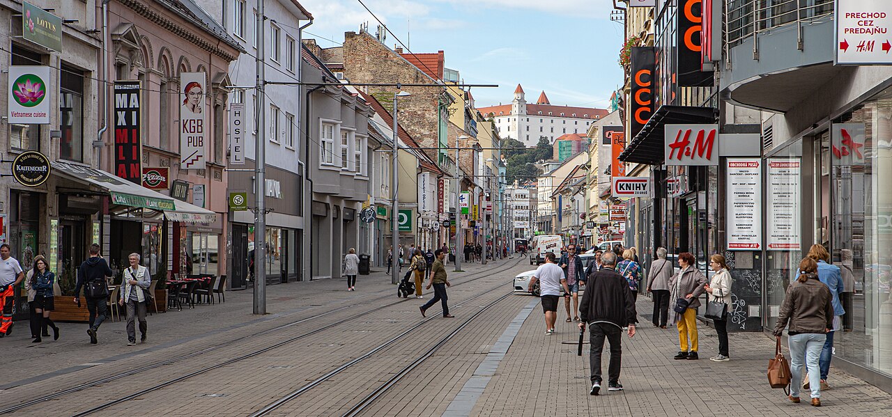 Aj v dnešnej spoločnosti na Slovensku sa nájde viacero ľudí, v ktorých prežíva antisemitizmus v rôznych podobách - "vtipkovania", otvorenej nenávisti. © Wikimedia.org