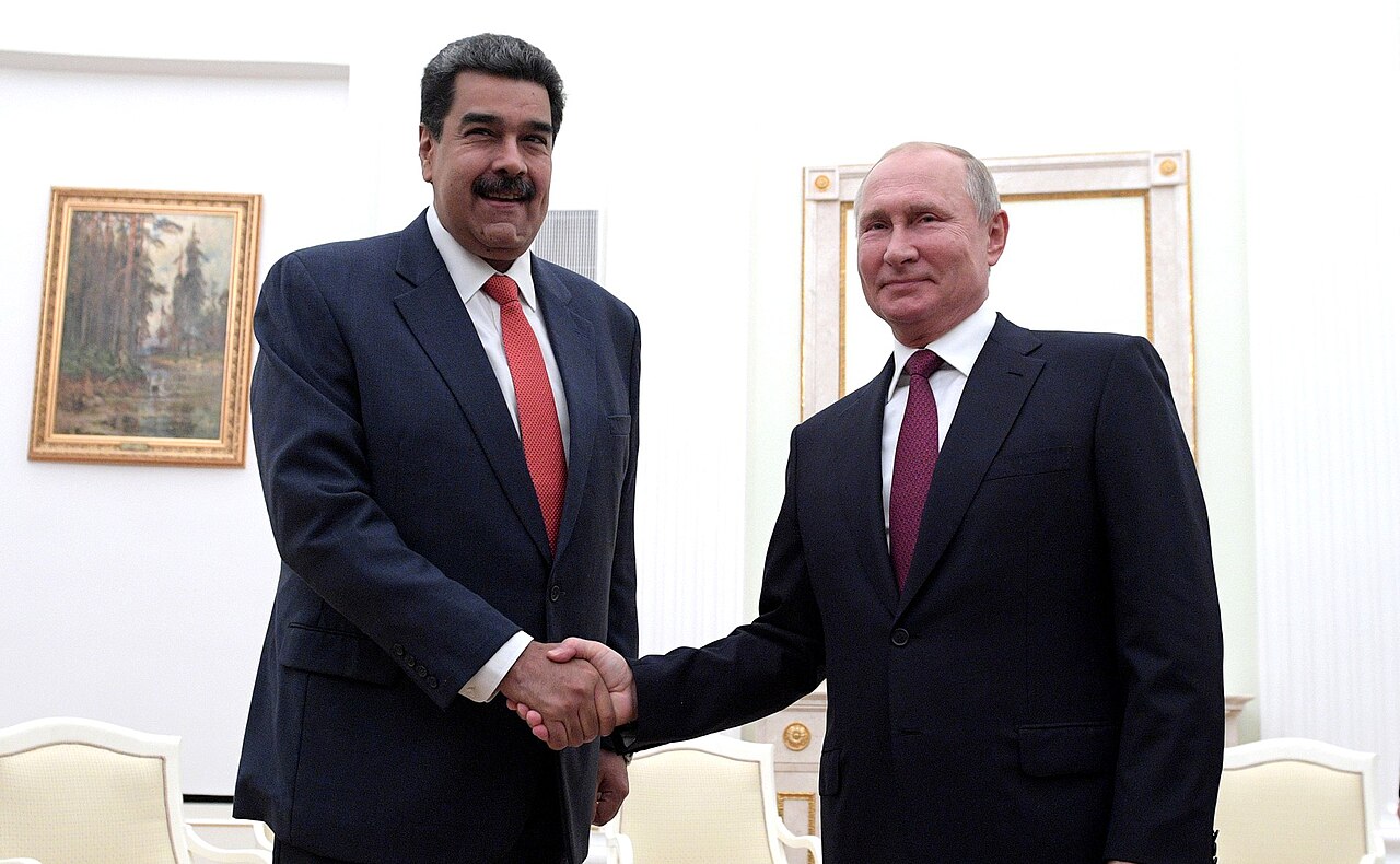 Dvaja diktátori pózujú: ruský prezident Putin a venezuelský prezident Nicolás Maduro, 10. október 2019. Je otázne čí skončia vo väzení. © Wikimedia.org, CC BY 4.0