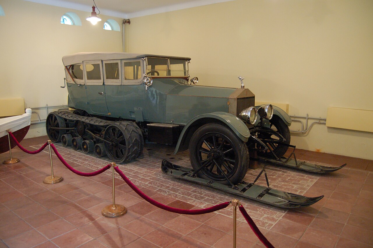 Zatiaľ čo Lenin si mohol užívať luxusný Rolls-Royce Silver Ghost, mnoho obyvateľov krajiny zomieralo od hladu. © Wikimedia.org 