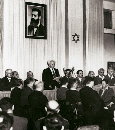 Prvý premiér ben Gurion vyhlasuje vznik nového štátu. © Wikimedia.org