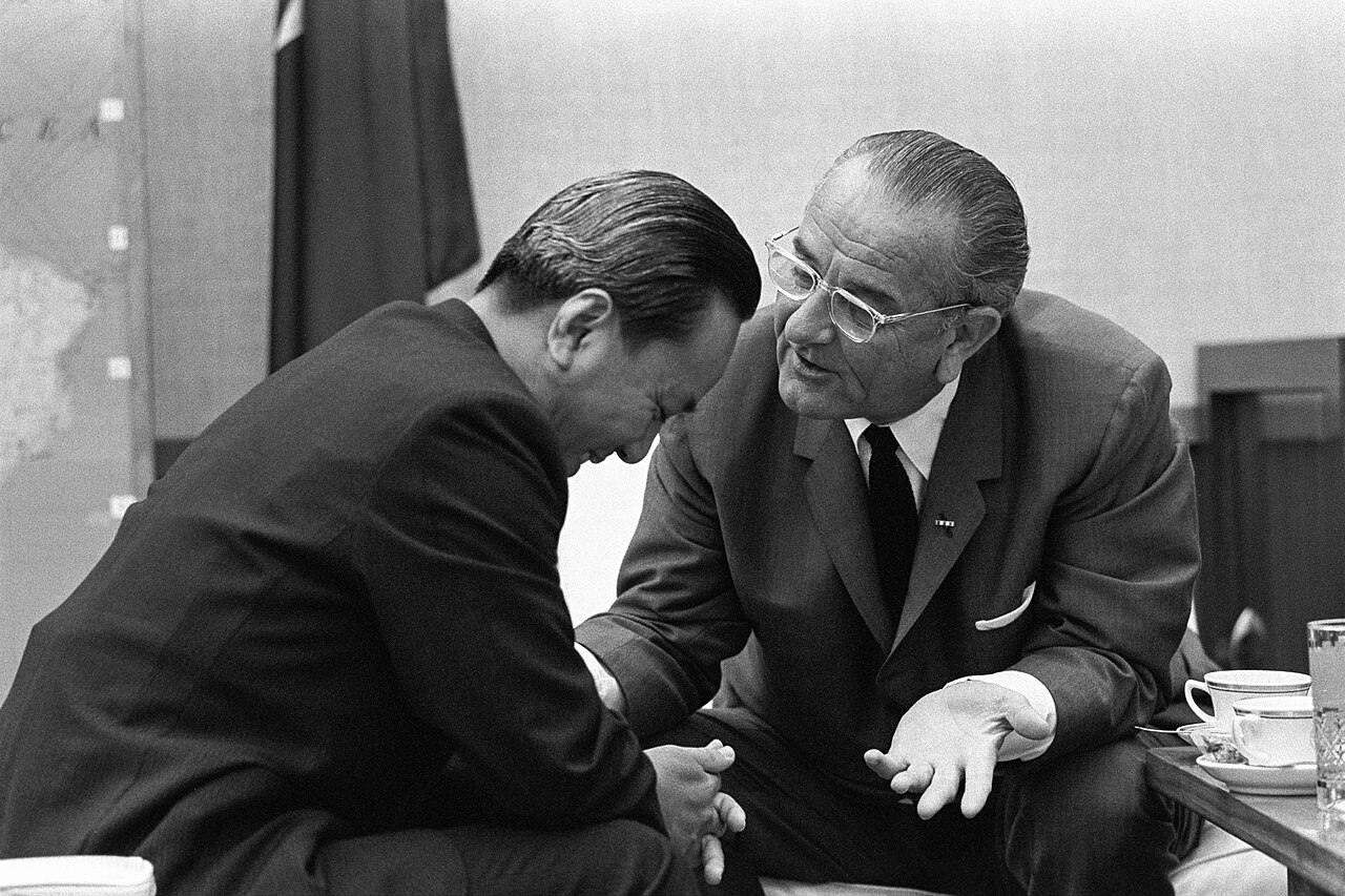 Prezident L. B. Johnson s juhovietnamským prezidentom Nguyễnom Văn Thiệu. © Wikimedia.org