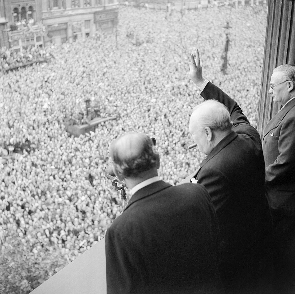 Winston Churchill 8. mája 1945 máva davu. © Wikimedia.org