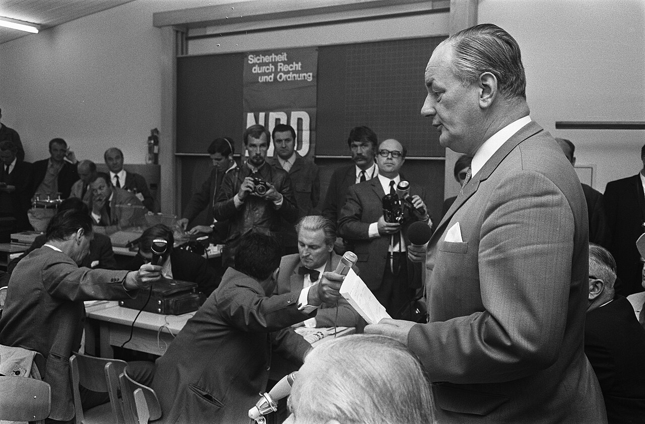 Nemecký krajne pravicový politik Adolf von Thadden pred novinármi, 26. august 1969. © Wikimedia.org