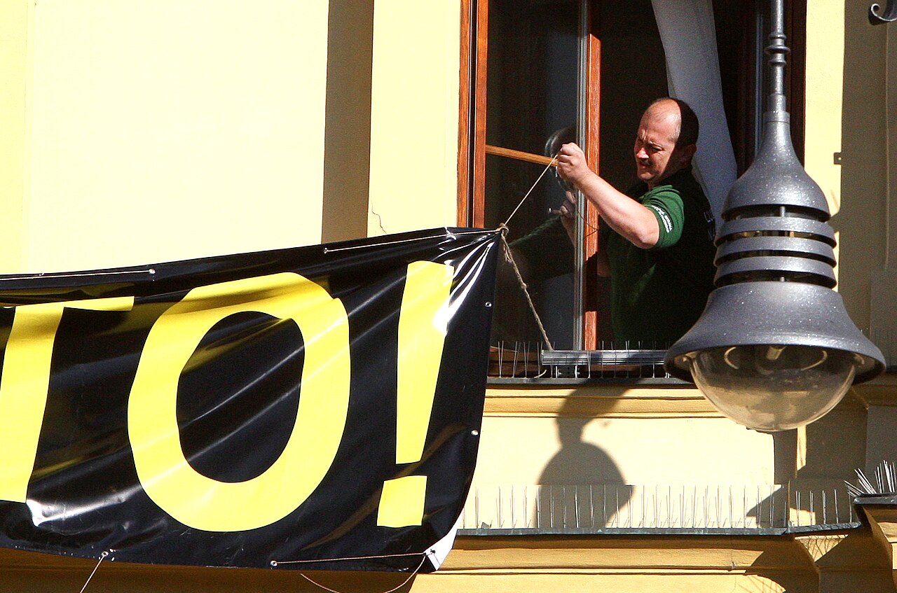 "Špecialistom" na vyvesovanie čiernych zástav a transperentov proti NATO a SNP bol aj niekdajší banskobystrický župan a dnes už odsúdený extrémista Marián Kotleba. © Wikimedia.org