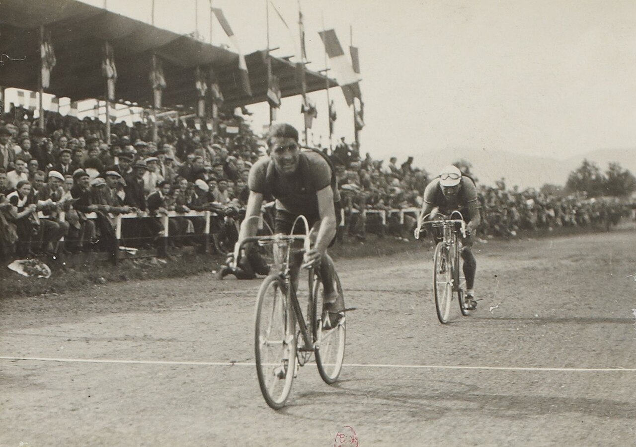From a photo of the 1936 Tour de France. © Wikimedia.org,