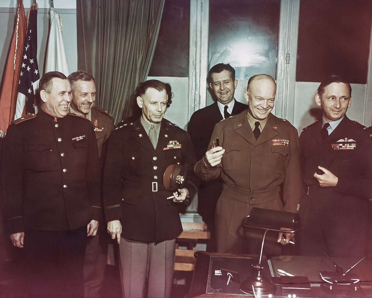Eisenhower (držiaci perá) so spojeneckými veliteľmi pri podpise kapitulácie.© Wikimedia.org