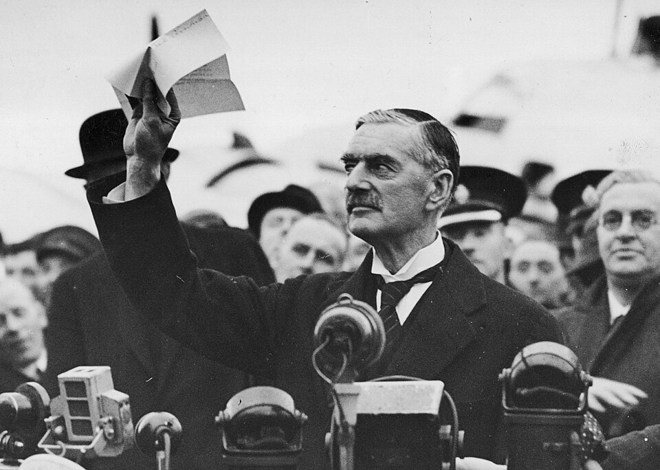 Fotografia z 30. septembra 1938 alias slávne "Peace for our time" zobrazuje zlyhanie appeasementu, vojna sa začala o jedenásť mesiacov. © Wikimedia.org