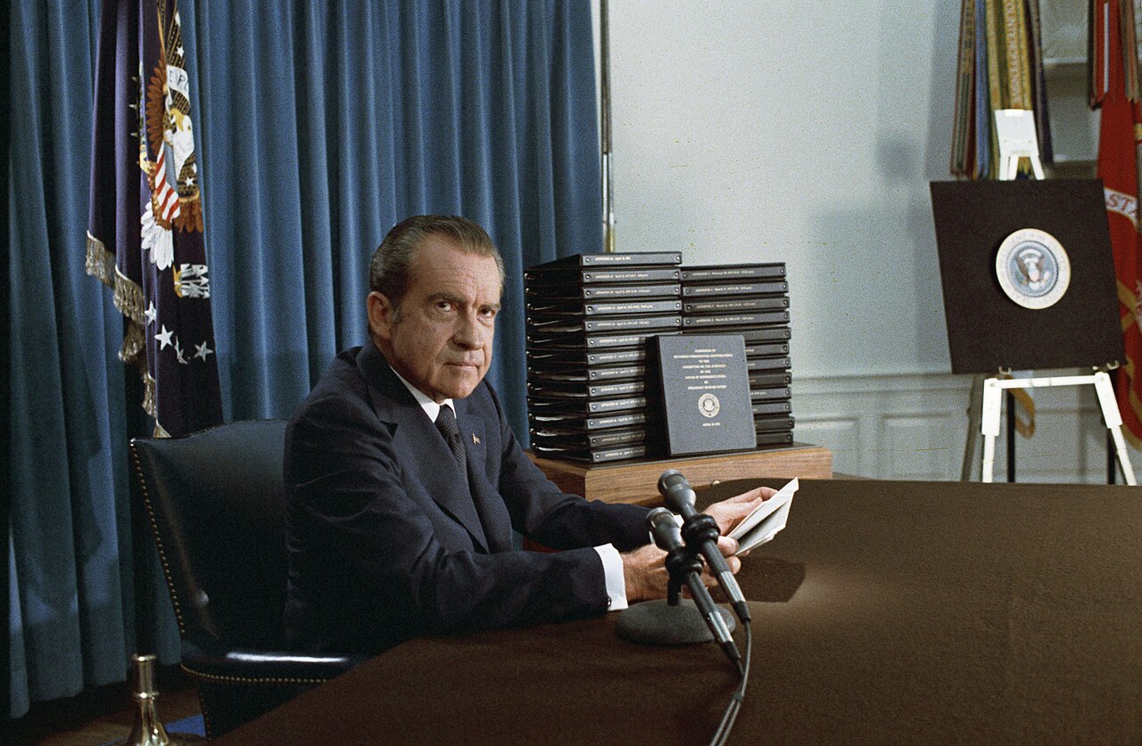 Richard Nixon sa "preslávil" aj postrčením svojho tlačového tajomníka Rona Zieglera na letisku pred novinármi. Zdroj: Wikimedia.org