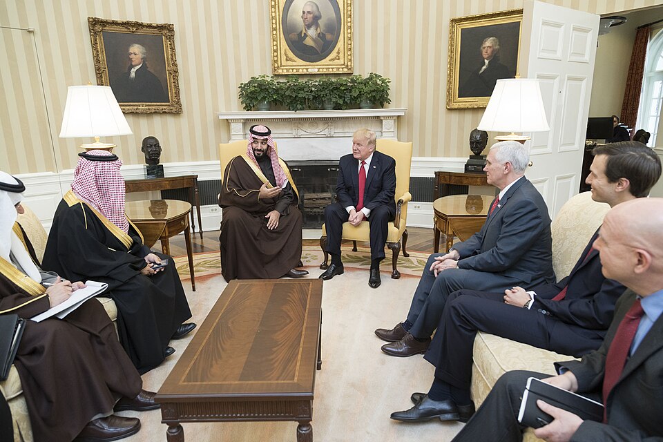 Saudsko arabský korunný princ a zároveň premiér Mohamed bin Salmán často zastupuje svojho otca, tu v rozhovore s Donaldom Trumpom. © Wikimedia.org