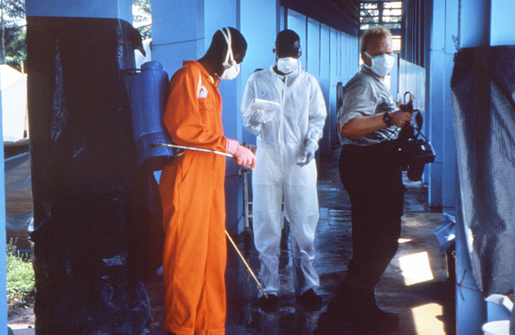 Jedna z mnohých dezinfekčných procedúr počas epidémie eboly v Zaire, r. 1995. © Wikimédia.org