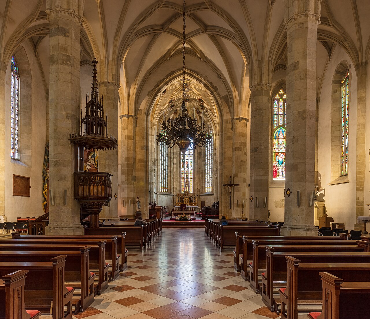 The coronations of the Hungarian kings took place inside St. Martin's Cathedral. © Wikimedia.org